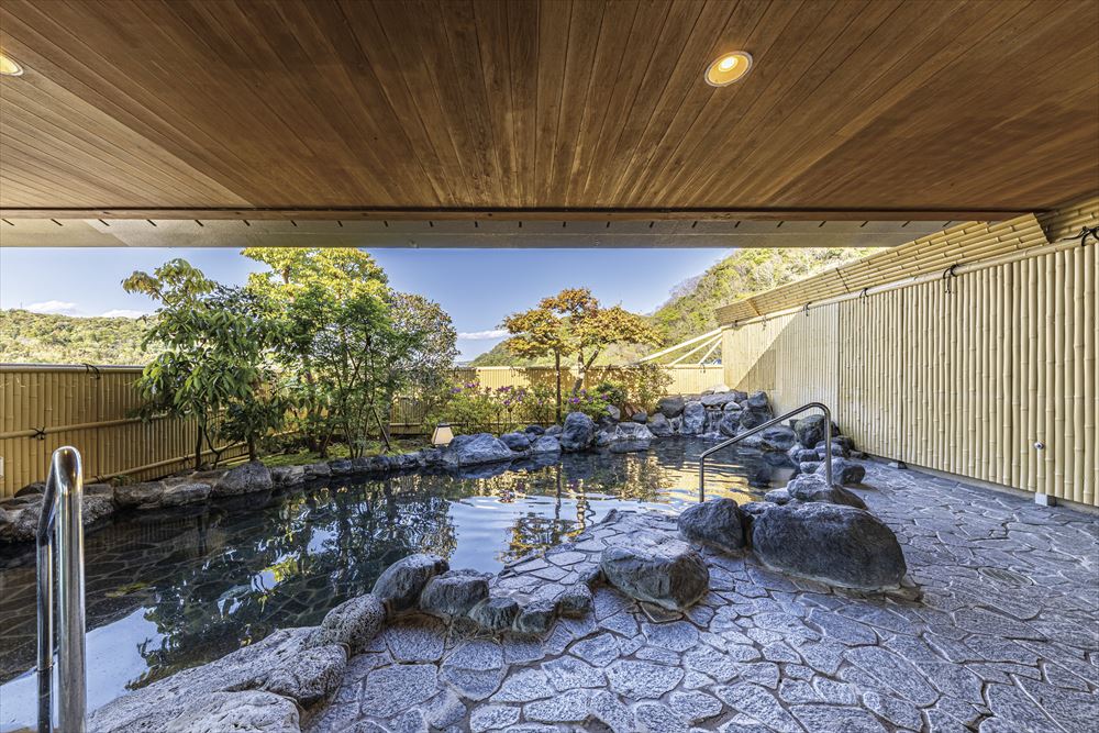 Yumeguri no Yado Katsuragawa_The rustic beauty of the open-air bath in the large common bathing area.